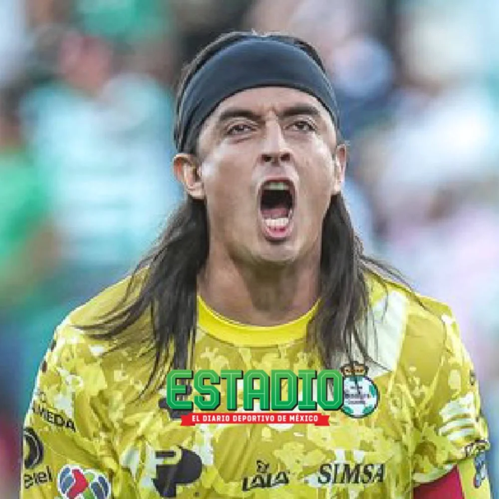 ¡Sin escalas! Carlos Acevedo pasa del banquillo del Mundial a la portería de Santos Laguna