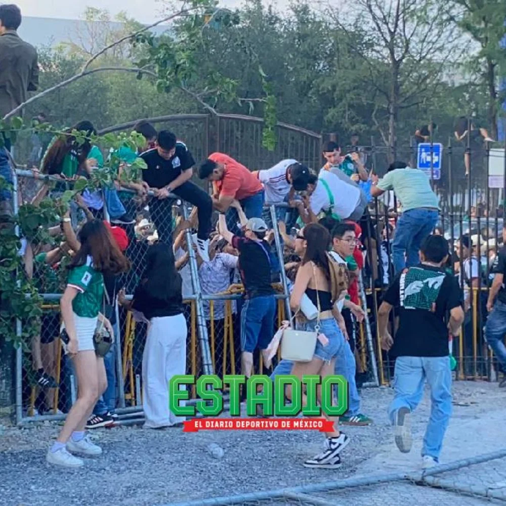 ¡NO SE QUIEREN PERDER LA FIESTA! Aficionados se saltan puertas del Fan Fest de Monterrey