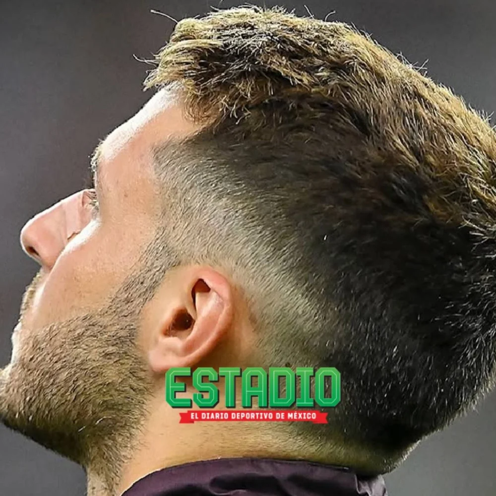 Santiago Giménez, borrado de la gira del AC Milan por Australia en medio de rumores sobre su salida