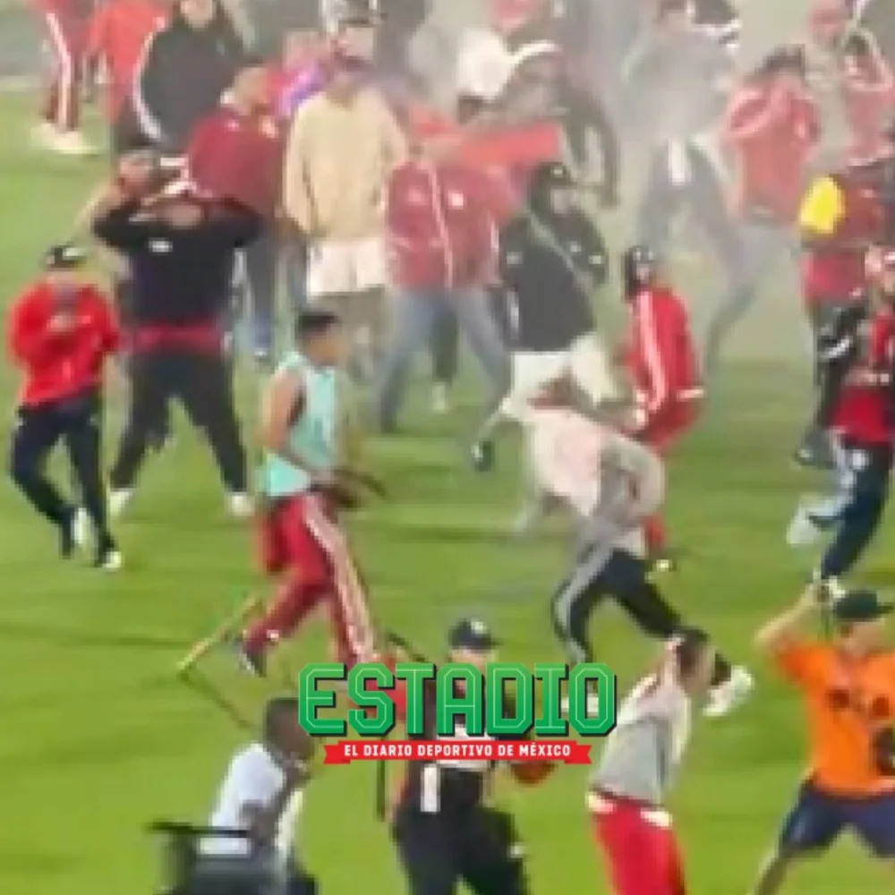 Escándalo en el futbol colombiano, clásico suspendido por pelea entre barras