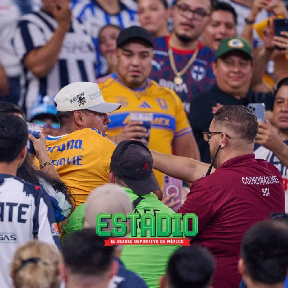 Violencia se apodera del Clásico Regio en las tribunas